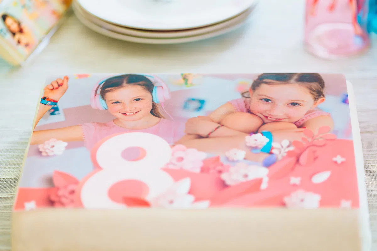 Fototorte-24 Fondant Tortenaufleger Foto 20 x 27 cm, personalisiert | Tortenbild essbar eigenes Foto, Tortenaufleger personalisiert, Zuckerpapier für Torte, Tortendeko personalisiert