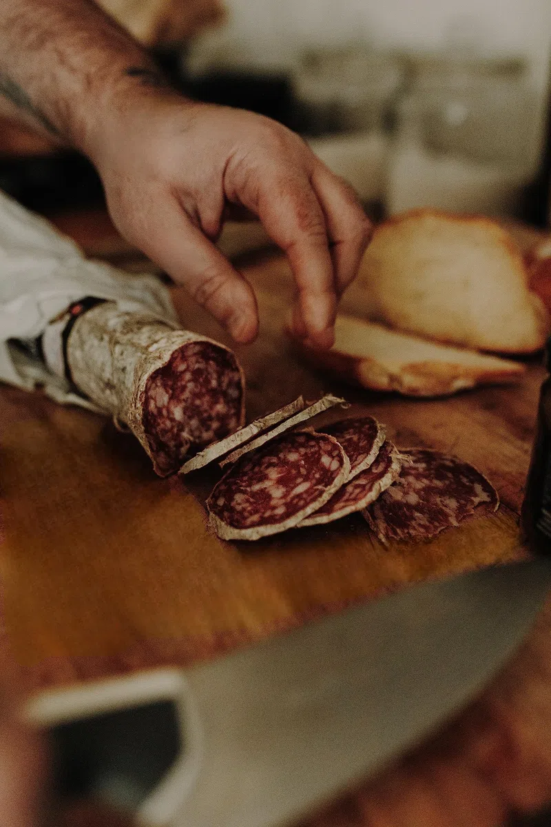 Iberisches Wurst- und Wurststück aus Eichel und Schinken, 50 % IBerisches Rennen, ohne Knochen, 2 – 2,5 kg. Marke Guiju.