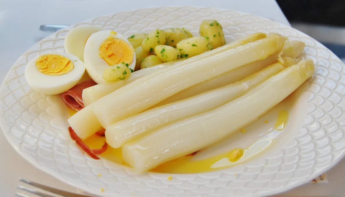 Frischer Spargel weiß aus Deutschland, Holland, Spanien oder Griechenland 1 kg Gebinde